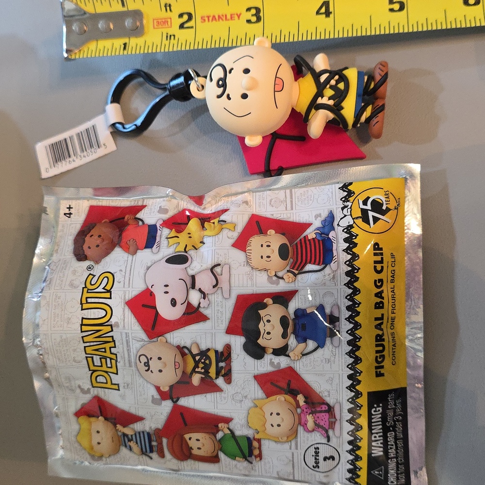 Collectible Kite-flying Charlie Brown figural bag clip series 3 NWT